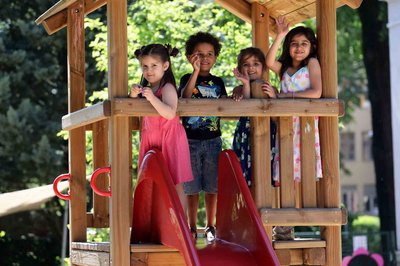 Kinder im Kletterhaus