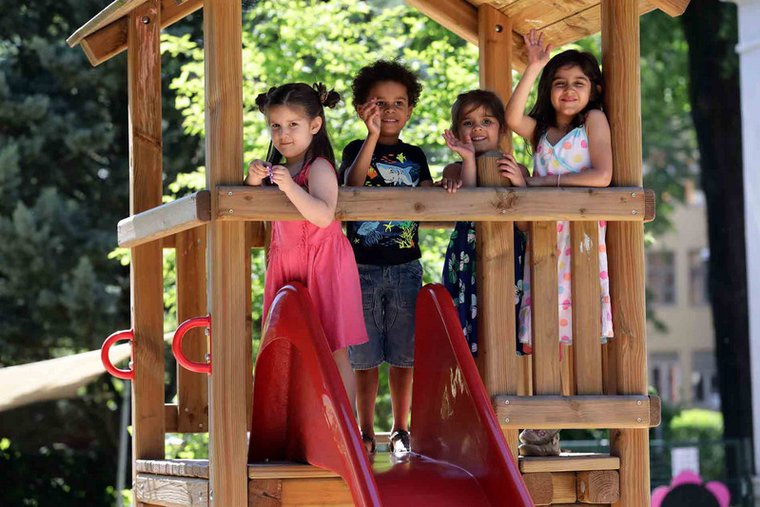 Kinder im Kletterhaus