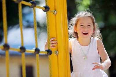 Kindergartenkind an Kletternetz