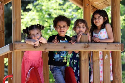 Kinder im Kletterhaus