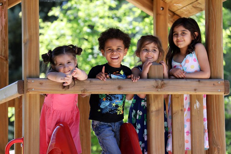 Kinder im Kletterhaus