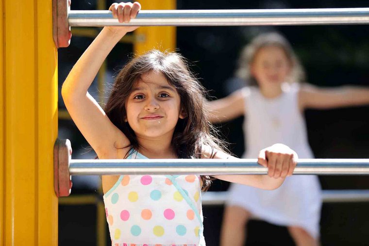 Kindergartenkinder an Leiternwand