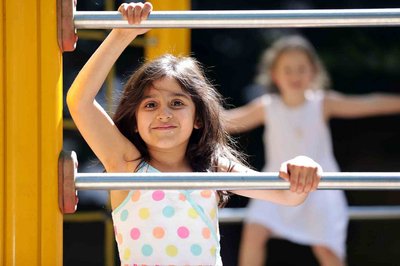 Kindergartenkinder an Leiternwand