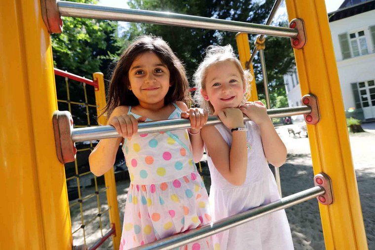Kindergartenmädchen an Sprossenwand