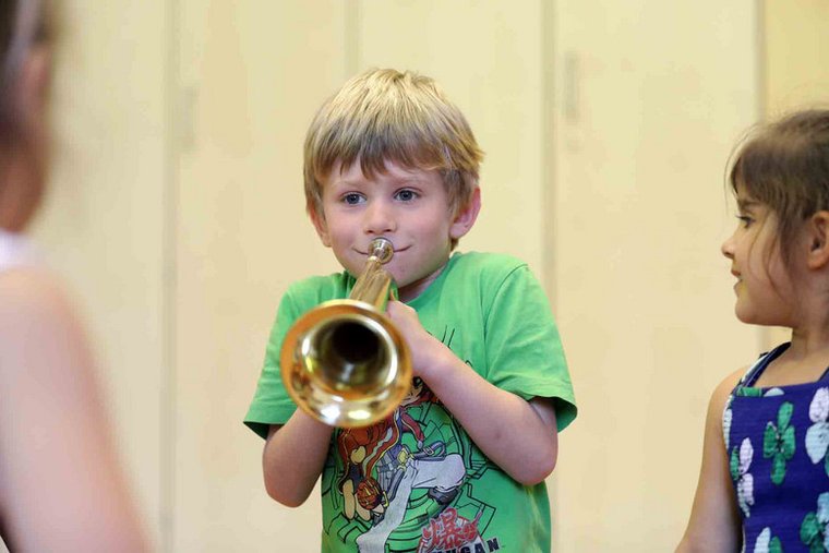 Kind spielt Instrument
